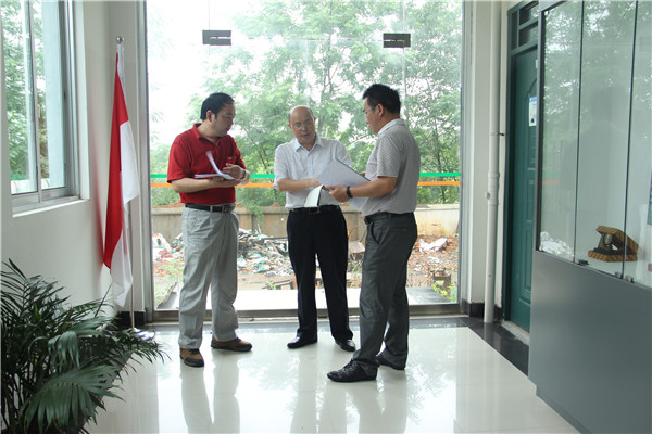 副厅长蔡昌卓（中）实地考察漓江学院东盟中心、英美中心的建设工地