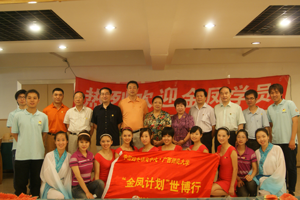 王枬书记与社会爱心人士和金凤志愿者在万佳商厦合影