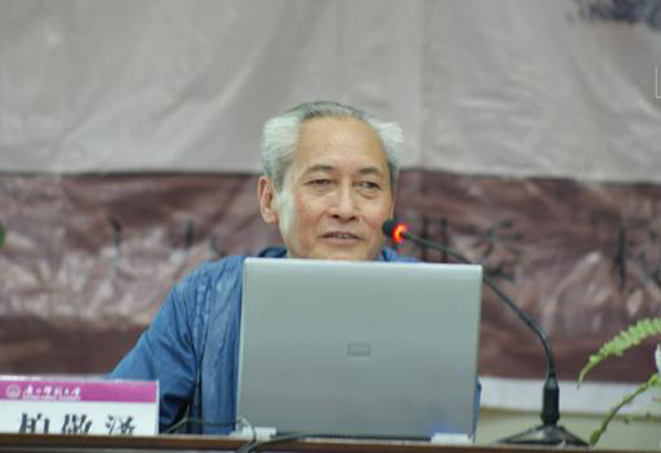 柏敬泽教授在作讲座。