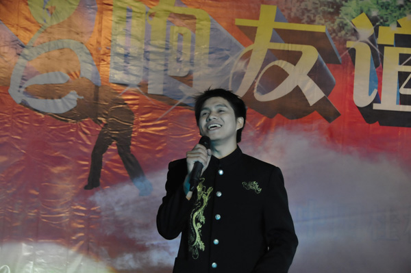 缅甸留学生何崇禧的男生独唱《涛声依旧》》(宣传部 赵晋凯 摄)