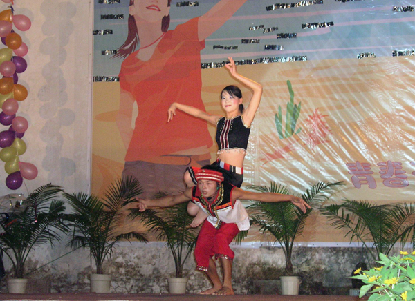 晚会节目的精彩片断。