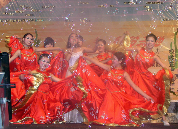 晚会节目的精彩片断。