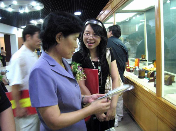 自治区人大常委会副主任袁凤兰赞扬民族娃娃作品。