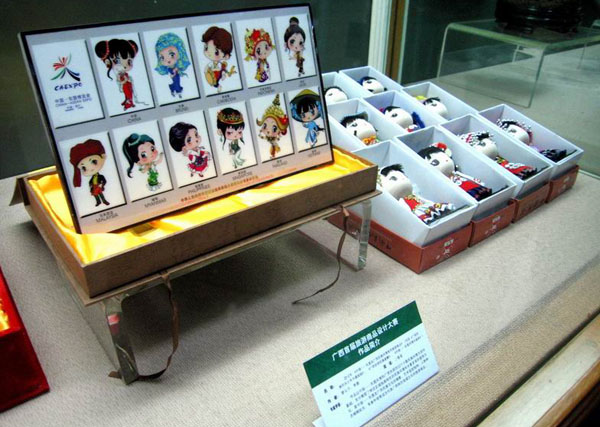 “中国—东盟及广西民族风情系列商品”展示。