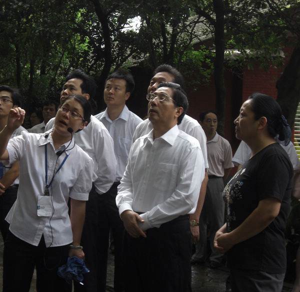 郭声琨书记（前排中）饶有兴致地听取有关王城历史文化的介绍