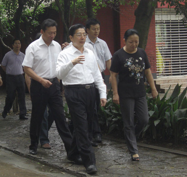 自治区党委书记、自治区人大常委会主任郭声琨(前排左一)在我校党委书记王枬,桂林市委书记、市人大常委会主任刘君等陪同下考察王城校区