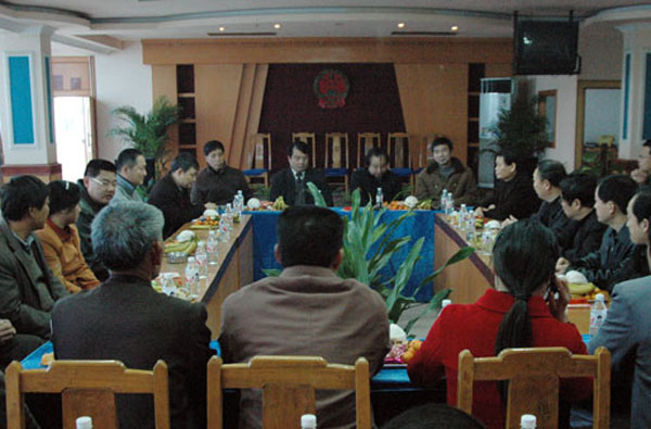 我校领导应邀参加雁山镇“五村委”迎新座谈会