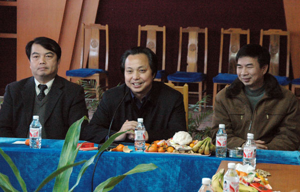 雁山区区长刘开仁(中)讲话