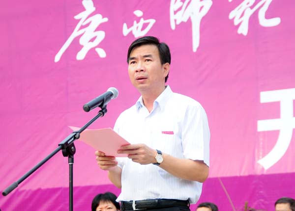 梁宏校长在开学典礼上致辞。