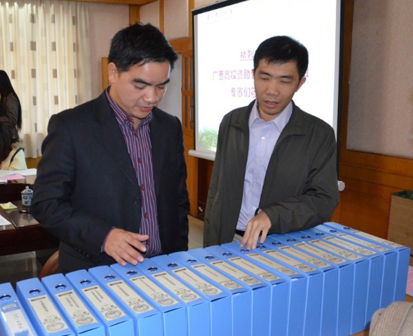 学生资助工作检查组专家查阅材料