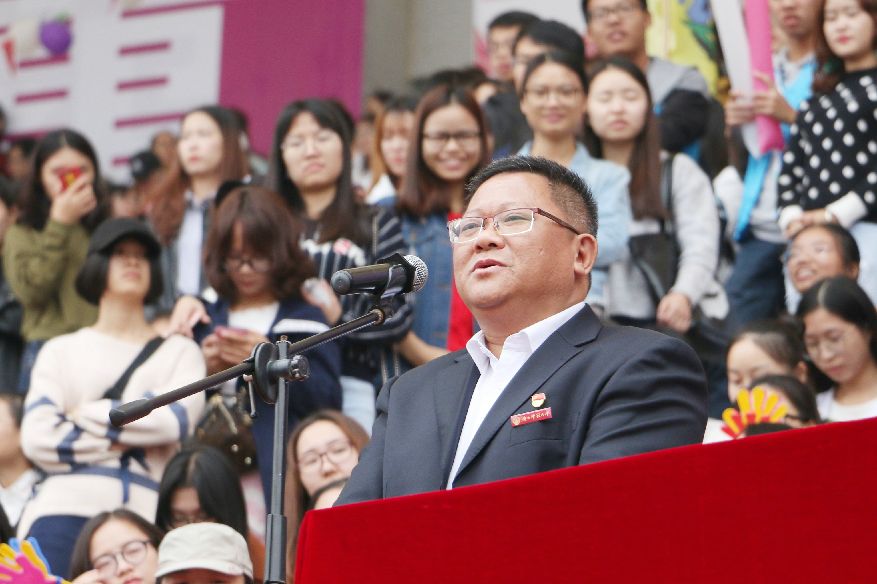邓军书记宣布运动会开幕（杨雨生摄）.jpg
