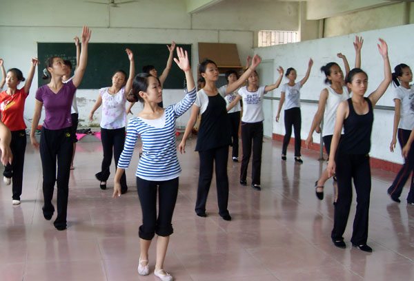 教学实践中艺术培训班课堂气氛活跃。