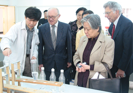 图为雷纳(Pierre Léna)院士（右一）、盖雷（Yves Quéré）院士（左二）和韦钰院士（右二）正在认真地倾听