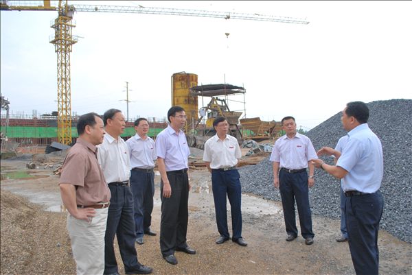 我校领导视察标准体育场的建设情况