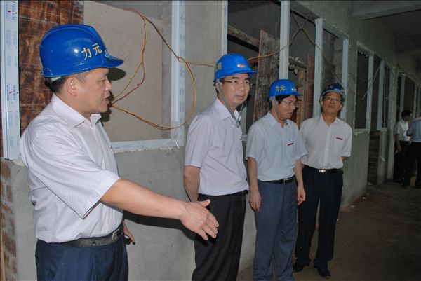 我校领导视察三期学生公寓的建设情况