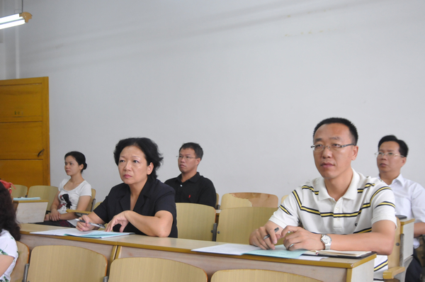 王枬书记在课堂中听课