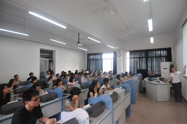 新学年开学课堂秩序井然