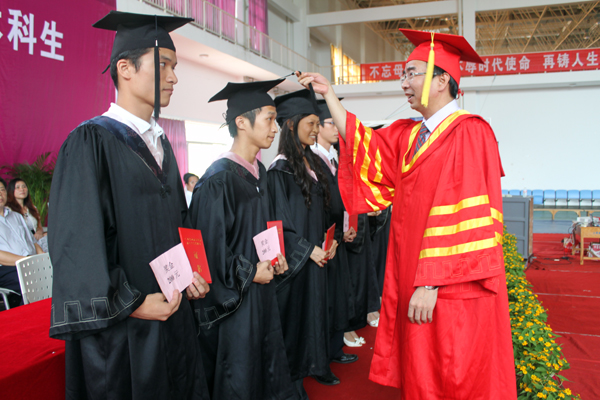 校长、校学位委员会主席梁宏为优秀毕业生拨穗、正冠、授学位