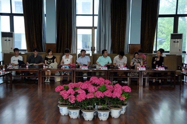 教师代表分析《讲话》的精神实质                    </div></div></article>
                    </div>
                    <div id=