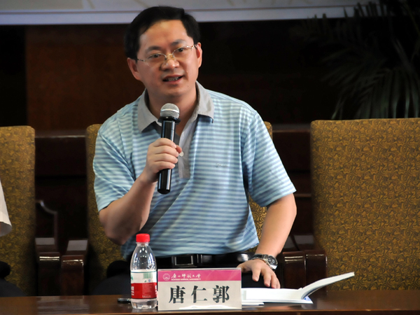 校党委副书记唐仁郭在座谈会上讲话