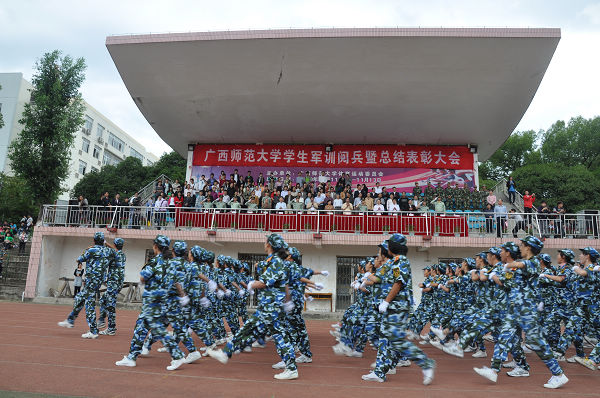 育才校区新生军训阅兵暨总结表彰大会现场（大学生记者团 杜甜甜 摄）