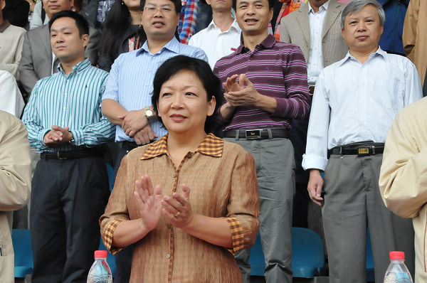 校党委书记王枬检阅受训新生