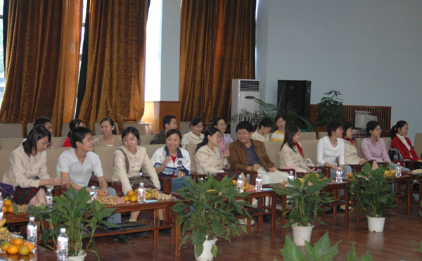 两校学生在热情地进行交流。