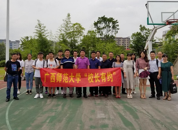 学校领导与提案同学合影.jpg
