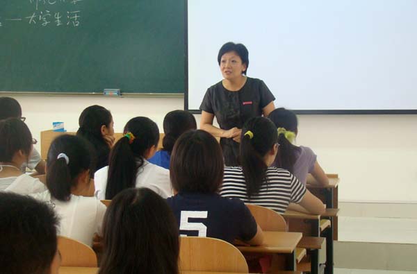 教育科学学院的新生在上课。