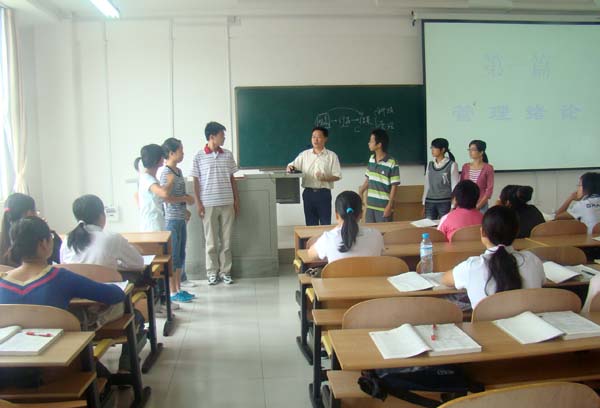 政行学院的新生在上课。