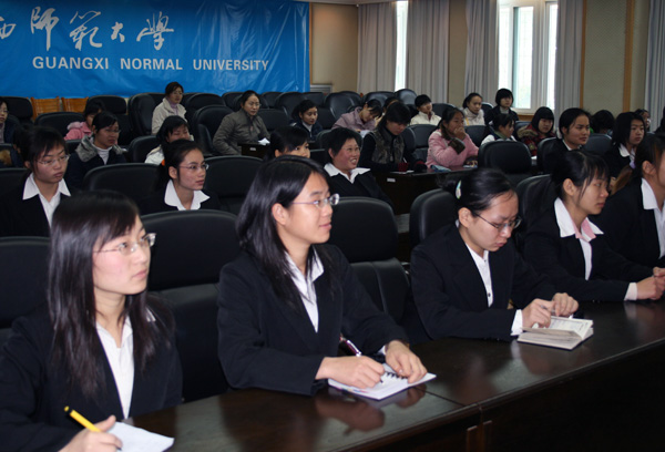 “金凤班”学员在认真听讲座。