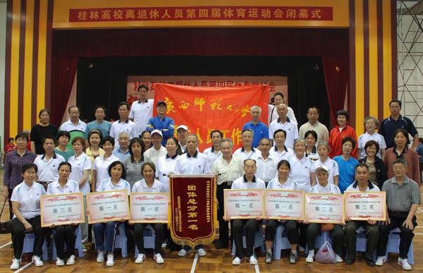 我校代表队获奖后集体合影。