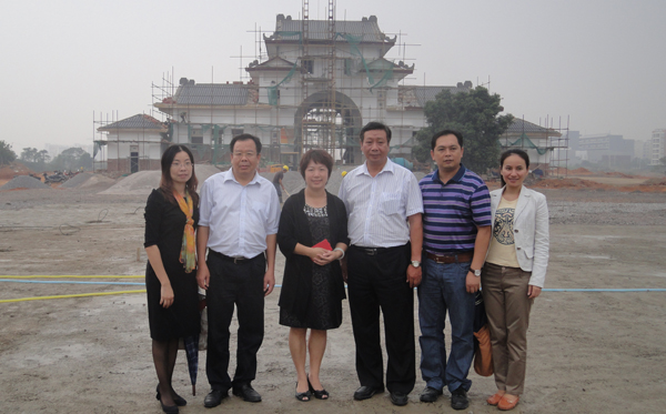陈洪江副校长一行陪同陆广平校友考察雁山校区后合影留念