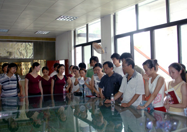 参观红军突破湘江纪念馆。