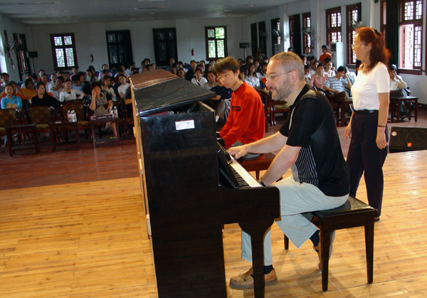 沃尔福冈•格莱姆瑟先生正在给我校师生讲授钢琴课。