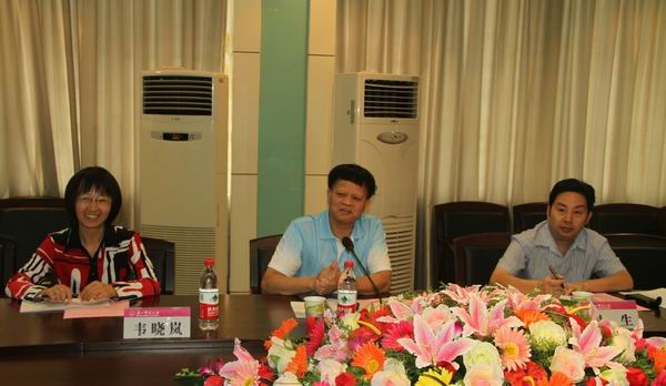 自治区高校纪工委副书记陆寿万（图中）带领检查组一行三人对我校进行检查