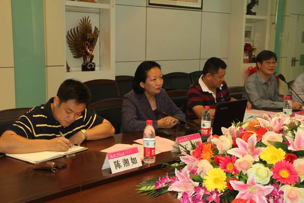 校党委书记王枬（左二）向检查组汇报我校“三重一大”制度落实情况