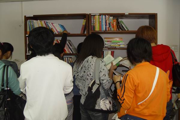 同学们在图书漂流驿站挑选图书