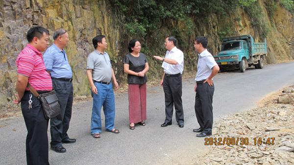 校党委书记王枬、副书记唐仁郭、副厅级调研员刘健斌详细了解公路建设情况