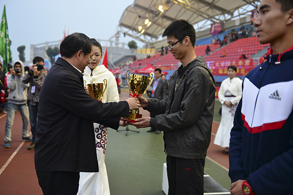 校党委副书记唐仁郭为获奖单位颁奖（大学生通讯社 李显杨摄）