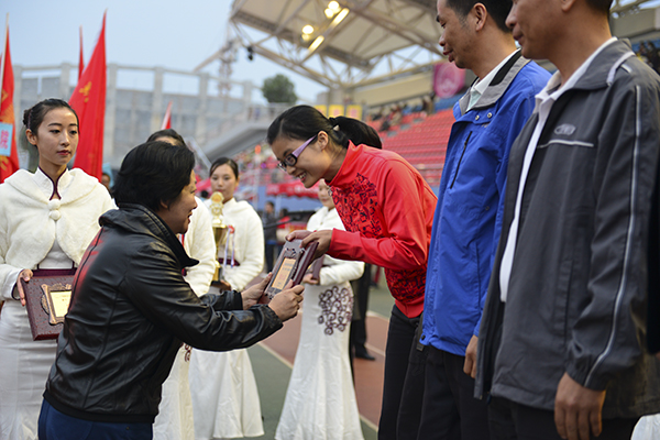 校党委书记王枬为获奖单位颁奖（大学生通讯社 李显杨摄）