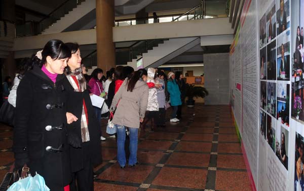 师生参观我校女性研究发展成果展