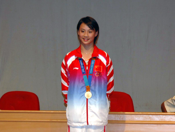 李婷向全场观众展示奥运金牌。