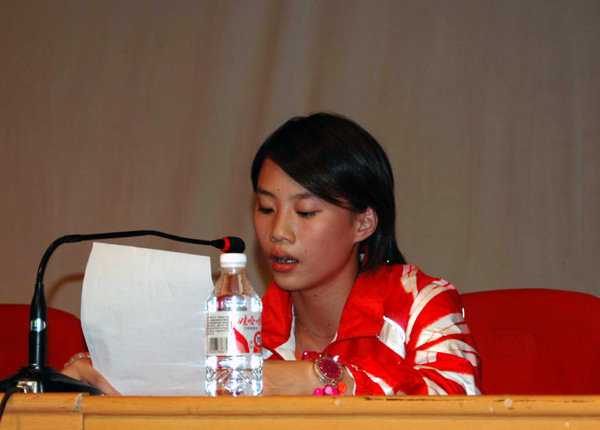 李婷正在做报告。