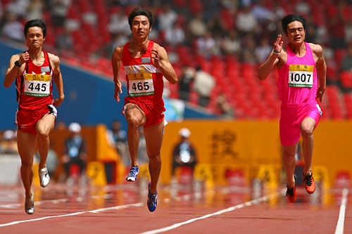 陈强同学在比赛中照片,中间为陈强(媒体资料图)