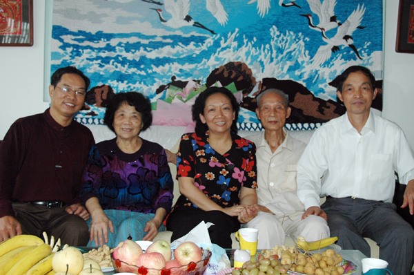 王枬书记一行与钟文典教授夫妇合影。