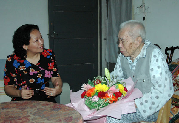 王枬书记与原校党委副书记宋义亲切交谈。