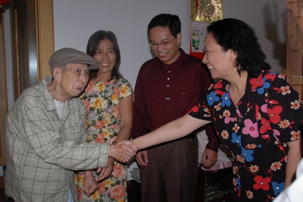 王枬书记一行到原副校长唐肇华家中慰问。