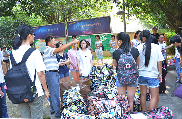 学院相关负责人指导学生有序搬运行李（大学生通讯社 苏                    </div></div></article>
                    </div>
                    <div id=