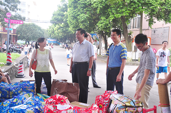 副校长陈洪江亲临现场，与学生们亲切交谈（大学生通讯社 陈园园 摄）